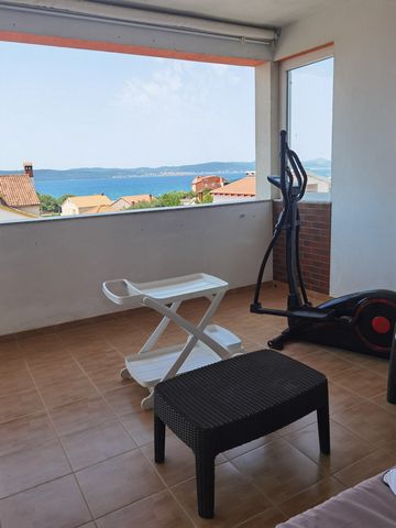 Apartman sa dvije spavace sobe, kuhinja , 2 kupatila, velika terasa sa pogledom na more. Plaza i setnica je 200 metara udaljena i centar Zadar je 7 km udaljen.