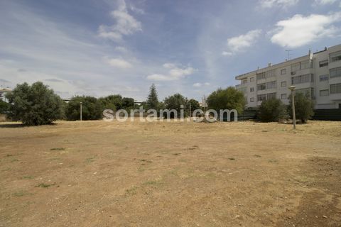 Excellent land for construction in the heart of S. Bras de Alportel. With about 7,000 m2 of land and 5,000 m2 of construction, it is expected to build 42 dwellings with about 120m2. Excellent business opportunity in one of the best locations in the a...