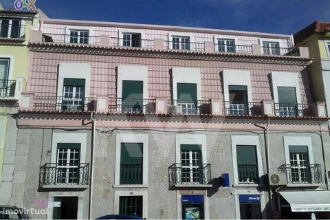 Building of 3 floors, in horizontal property without elevator. Located in the central area of the city in front of the garden of Campo Mártires da Pátria. Façade in good condition. Implantation area of the building of 140m2. Total floor area of 370m2...