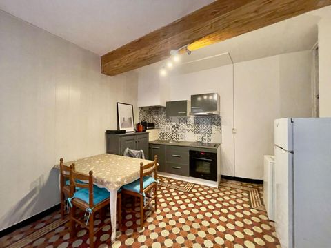 Nous vous proposons cette charmante maison d'environ 75 m² dans le centre-ville d'Agde. Vous pourrez rejoindre à pied les quais de l'Hérault pour de belles promenades ainsi que toutes les commodités dont vous aurez besoin à proximité. Elle se compose...