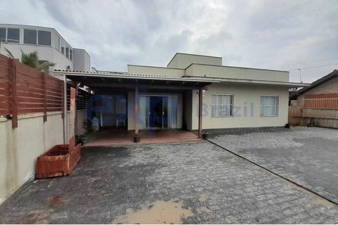 Great house with 3 bedrooms, (1 suite), living room, dining room, planned kitchen, guest bathroom, barbecue, pantry, 5 parking spaces, with approximately 140m² of built area. Furnished. Great condition, large pieces, backyard, on land with 300 m². Pr...
