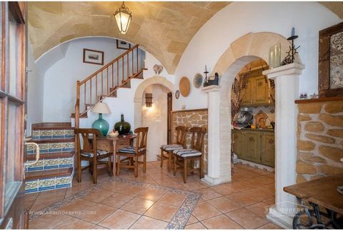 Historic house in the center of Alaior full of charm where its excellent location stands out in a beautiful and quiet street very close to the church of Santa Eulalia built in the seventeenth century. The house, with its three vaults that give it a s...
