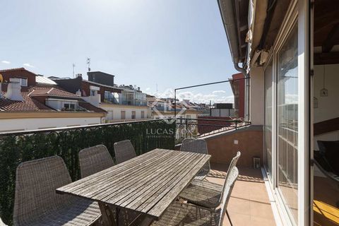 Ideal property for families or investors, where you can get one or two superb properties, since it also has a terrace and right of way, on Legazpi Street in the heart of San Sebastián, a few steps from Plaza Guipúzcoa. It is distributed in a lobby, w...