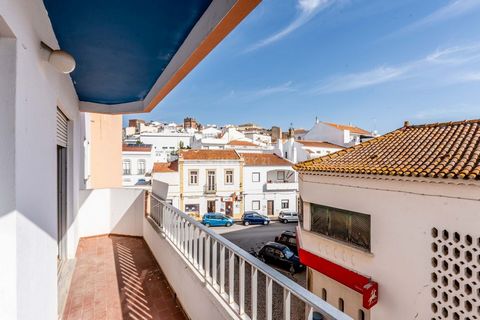 This 3-bedroom apartment, located in the historic center of Silves, offers a unique opportunity for those looking for a space to renovate according to their tastes. Furthermore, its privileged location ensures that all city services are within a shor...