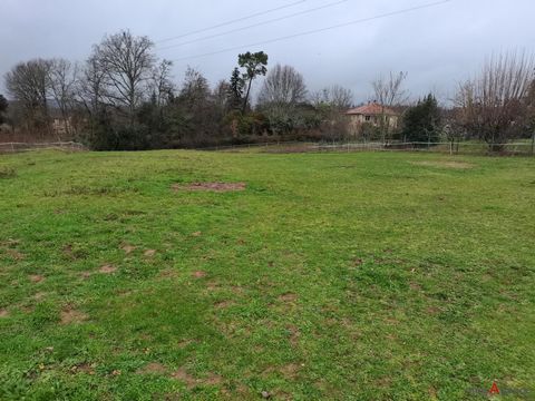 Looking for the perfect location to bring your construction project to life? Look no further! We are delighted to present an exceptional building plot located in the charming town of Sarlat-la-Canéda. This plot offers a unique living environment, nes...