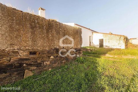If you are looking for a small property in alentejo, that offers you outdoor space and that provides you with rest and tranquility, you can find it at Ferragial dos Peres, in Santo António do Baldio, municipality of Reguengos de Monsaraz. It is a mix...