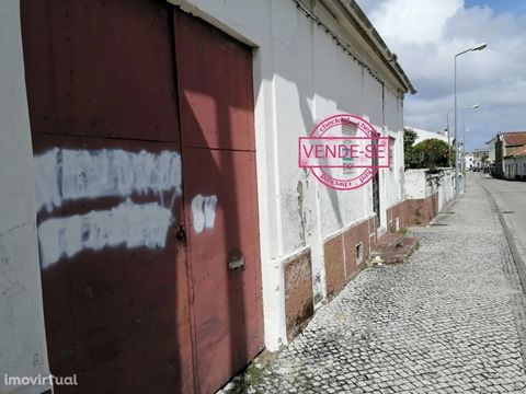 House to recover with 300m2 Land with 800m2 Well located. Central Area of the Village. Good access to EN 109 and Motorway. Commercial area. Schools Public Swimming Pool Paião