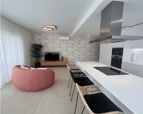 Bright and modern 2-bedroom corner flat, fully furnished, on the 3rd floor, in Albufeira, with access to the outside spaces through large double-glazed windows with thermal cut. It has a large balcony with a barbecue that extends into the large livin...