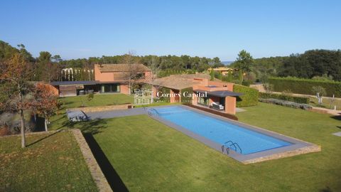In one of the most privileged areas of the Baix Empordà we find this spectacular Villa, located in a high standing urbanization. Located in the middle of the countryside and enjoying nature, with beautiful views of the countryside, it is just a few k...