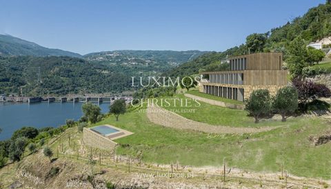 Magnificent property next to the River Douro , in a unique location, in Paços de Gaiolo, near the Carrapatelo Dam, with stunning views over the River Douro and  direct access to it. With PIP approval for the construction of a rural hotel with 20 room...