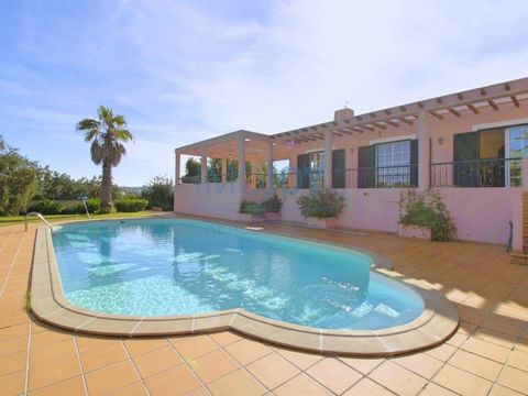 Villa with swimming pool and a great view in the municipality of Lagoa, more specifically in Calvário. This villa consists of main house, flat in the main house and a flat in the side annex of the main house, huge garage, swimming pool, leisure area,...