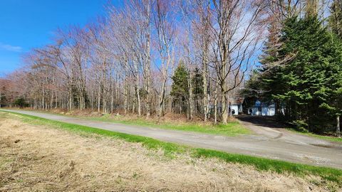 Discover this incredible investment opportunity in an exceptional woodland property, complete with a turnkey sugar shack! Nestled in the heart of a picturesque landscape, this property not only features 400 functional tubular taps but also a moderniz...