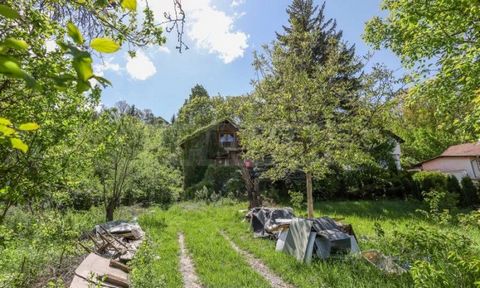 SUPRIMMO Agency: ... We exclusively present a regulated plot of 608 sq.m in the village of Rudartsi. The property is located in a convenient, central location, on an asphalt road and has an old house in it. The plot has batches for electricity and wa...