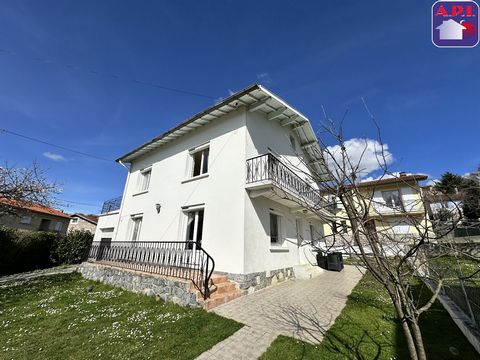 SPACIOUS AND BRIGHT On the heights of Saint-Girons, close to shops and the town center, come and discover a pretty family home. Very bright house of 145 m² on a plot of 536 m². It is made up of two levels, on the ground floor a large living room with...