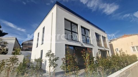 Een modern appartement met twee verdiepingen met dakterras en tuin op de begane grond is te koop in Tisno. Het dakterras biedt een prachtig uitzicht op zee. Het is gelegen in een gebouw met slechts 2 appartementen, verticaal verdeeld, zodat de toekom...