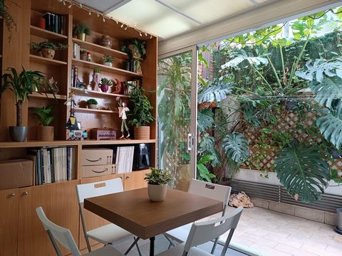 Spectacular completely renovated apartment, located in a privileged location, close to the beach, the Fluvià tram stop and the Poblenou metro stop.~~Exterior apartment of 100m renovated designer and with high quality finishes.~~With a beautiful and b...