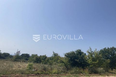 Istria, Poreč, attractive building plot with sea view The building plot of 782 m2 is located near the center and only 900 meters from the sea, and is suitable for the construction of a villa with a swimming pool, a semi-detached house or a smaller bu...