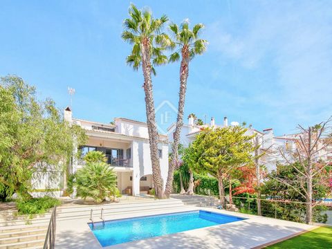 Cosy 3-storey villa, bathed in natural light, offering an unparalleled living experience. With an impeccable layout, this beautiful house has 4 double bedrooms, 3 bathrooms, a terrace, solarium, swimming pool and a storage room and parking area that ...