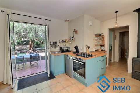 Virginie von der Agentur SEB IMMO bietet dieses Haus von 64 m2, 3 Zimmer mit Garten in einer Ferienresidenz in ARGELES SUR MER zum Verkauf an. Das Haus besteht aus einer zum Wohnzimmer hin offenen Küche, zwei Schlafzimmern und zwei Bädern. Sie haben ...