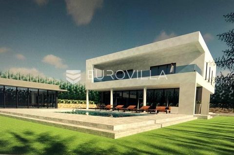 Novigrad, Paljuv, land of 1048 m2 with a building permit issued for the construction of a building with two residential units. According to the project, the apartment on the ground floor would consist of a kitchen, dining room and living room of 28 m...