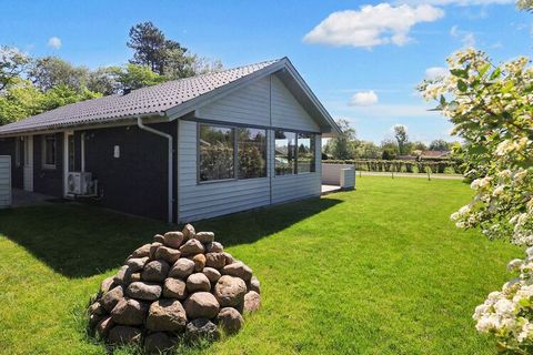 Ferienhaus im idyllischen Karrebæksminde. Innen erwarten Sie ein offener Küchen-/Wohnbereich sowie zwei Schlafzimmer mit je einem Doppelbett, eines davon mit 140 cm Breite. Zudem kann eine doppelte Schlafcouch im Wohnbereich genutzt werden. Bad mit D...