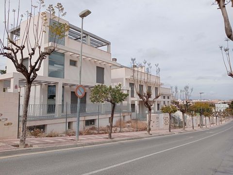 Entdecken Sie Ihr neues Zuhause in Mutxamel, Alicante! Dieses atemberaubende Einfamilienhaus bietet Ihnen die einzigartige Gelegenheit, in einer der begehrtesten Lagen der Provinz zu leben. Mit einer Wohnfläche von 177m² bietet diese Immobilie einen ...