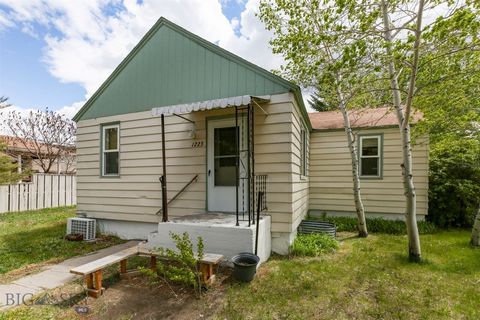 Welcome to your future home, filled with charm and lots of space to fit your needs. Located on a spacious corner lot in Livingston's desirable southwest side. This 4 bedroom, 1 bath home is minutes away from the world renowned Yellowstone River. Easy...