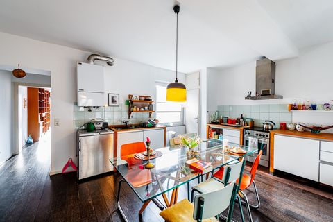 This exclusive 3.5-room flat on Brüsseler Platz in Cologne is in a central location with a stylish design and numerous original designer furnishings. The flat has 98 square metres and opens onto a spacious, sunny, green terrace. The eat-in kitchen wi...