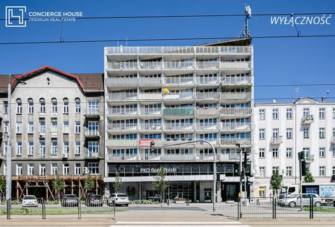 I present for sale a studio apartment, located in a building at 42 Targowa Street, built in 1963. The building of the Military Trade Centre was built according to the design of Jan Bogusławski and Bohdan Gniewiewski as a seal in the existing building...