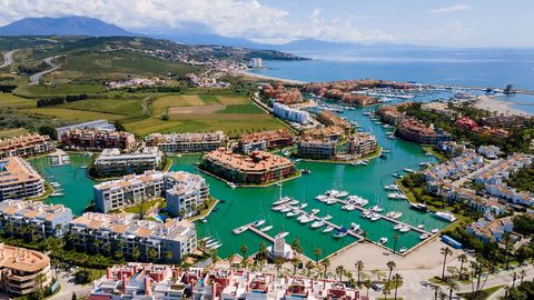 Bar Restaurante en traspaso en el Puerto Deportivo de Sotogrande. Excelente ubicación privilegiada y soleada en zona comercial muy transitada. Local comercial de 160 metros cuadrados con amplia terraza exterior; Almacenamiento adicional de 200 metros...