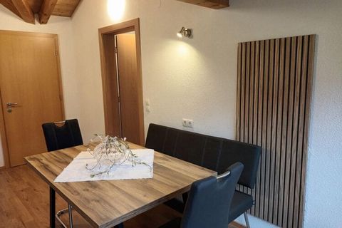 ¡Bienvenido a nuestro apartamento recientemente renovado en el corazón de Hochgallmigg, Landeck, Tirol! Este precioso apartamento de 50m² ofrece todo lo necesario para una estancia inolvidable. Con un dormitorio, un baño con bañera, un acogedor salón...