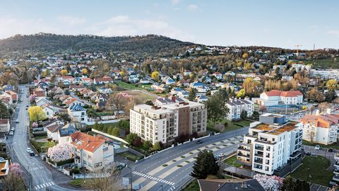 Résidence Nouvel'R idéalement située allée Bel'air  venez découvrir cet appartement situé au 1er étage avec ascenseur composé d'une entrée avec placard, un WC suspendu séparé, une pièce-à-vivre de 25m2 avec cuisine ouverte accès sur un balcon de 10m2...