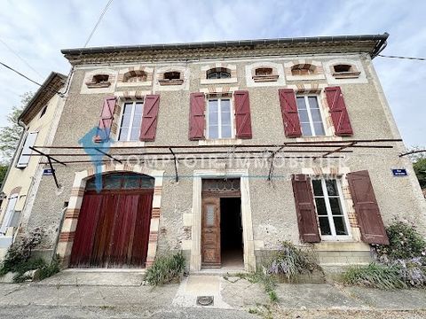 A 20 minutes de Castres, sur la commune de Serviès, Belle batisse avec jardin arboré au calme. Dès l'entrée ,vous serez séduits par les volumes et le charme de cette demeure. Complètement rénovée, il ne reste qu'à réaliser les travaux de finitions. E...