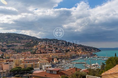 Sulla collina di Porto Santo Stefano, in posizione dominante e con una splendida vista sul porto, proponiamo questa interessante porzione di bifamiliare completamente ristruttura e pronta da vivere. Al piano inferiore, attraverso un piccolo disimpegn...