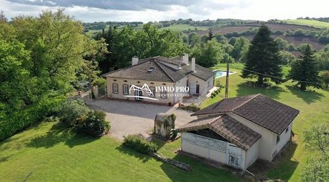 En direction de Samatan, Cette bâtisse BAIGNÉE de LUMIÈRE d'environ 257m² habitables allie cachet et modernité. Au rez-de-chaussée spacieuse entrée, magnifique salon/séjour de 75m² avec poêle à bois, cuisine haut de gamme de 26m², deux chambres de pl...