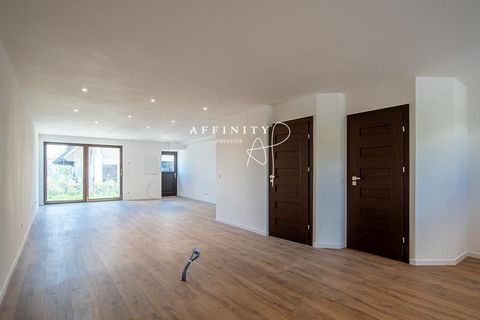 En las alturas de Ferrières, a 20 minutos de Annecy. Hermoso apartamento dúplex T6 en planta baja de unos 108 m2 de espacio habitable ubicado en un antiguo granero rehabilitado en un pequeño condominio de 5 lotes. Consta en la planta baja de un gran ...