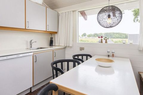 Dans le centre de vacances Løjt, vous trouverez cette maison de vacances bien aménagée avec une vue magnifique et une belle terrasse fermée. Si vous aimez le golf, la distance entre le chalet et le terrain de golf est très courte. La maison est situé...