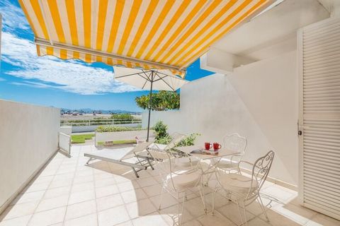 Witamy w tym pięknym apartamencie dla 4 osób w Puerto de Alcudia. Oferuje on ładny taras z widokiem na plażę. W tym cudownym apartamencie możesz cieszyć się idealnym słońcem i wakacjami na plaży. Zejście na plażę z tarasu jest oddalone o zaledwie kil...