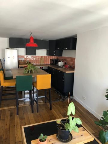 Hi! I'm leaving for the whole summer. My flat was all remade less than one year ago, so I'm looking for trustworthy persons. 1 bedroom for 2p and one couch for 2p with a very good mattress. Awesome neighborhood, super central + no noise from the stre...