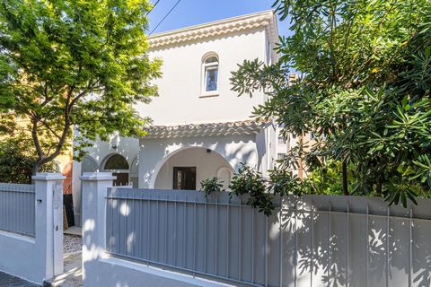 // Nice - Baumettes // Idéalement située dans une discrète voie privée à l'abris du bruit, cette maison de ville a été entièrement rénovée pour offrir 3 chambres dans sa partie principale, ainsi qu'un appartement 3 pièces totalement indépendant et jo...