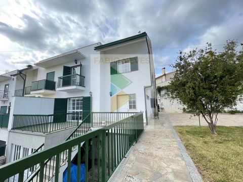 Semi-detached villa 800 meters from the center of the village of Arcos de Valdevez with 3 bedrooms, 2 interior kitchens, 3 bathrooms, 3 living rooms, 2 fireplaces, leisure area with barbecue, garden and artificial pool. Have you ever thought about ha...