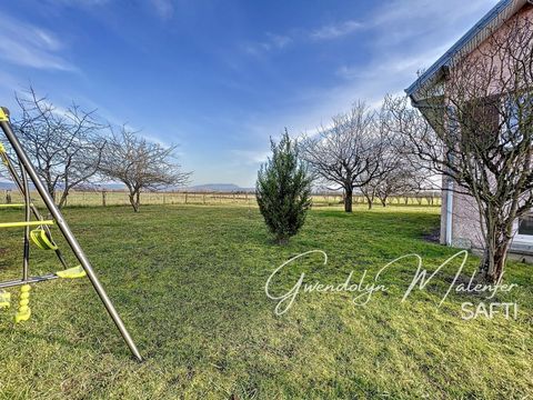 On the edge of Arc et Senans, famous village for its Royal Saltworks, come and discover this house on a large enclosed plot of land, bordered by nature. With more than 1500 m² of land, you will benefit from a completely flat space, with an unobstruct...