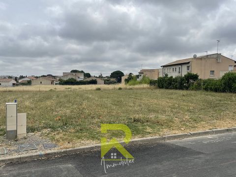 Superb building land of 704 m2 which is close to the village and excluding housing estates. You can easily access the village square with shops and the Super U. It is serviced: water, electricity, mains drainage and water connection for a garden mete...