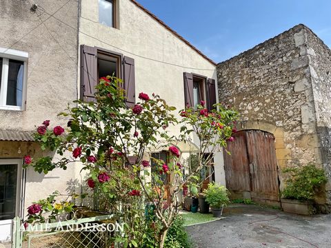 Esta bonita casita ha sido completamente renovada. Hoy le ofrece un pequeño remanso de paz en el centro de un pueblo cotizado. Se beneficia de doble acristalamiento reciente, estufa de pellets y también de aislamiento reciente, de ahí la clase DPE 'C...