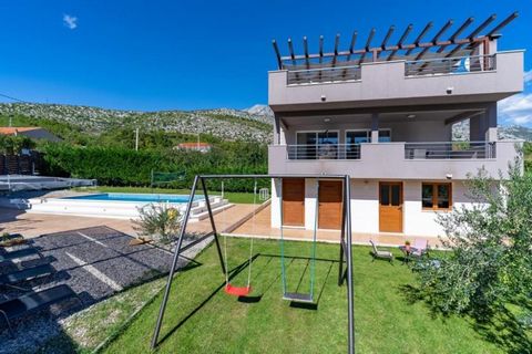 Diese atemberaubende Villa im ruhigen Hinterland von Omiš und nur 7 km vom Meer entfernt ist ideal für alle, die einen ruhigen Rückzugsort mit schnellem Zugang zur Küste suchen. Die Villa wurde modern gebaut und verfügt über die gesamte notwendige In...