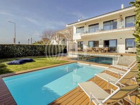 4 bedroom villa with a gross construction area of 359 sqm in a plot of land measuring 481 sqm, with sea views, swimming pool, and garden, in Parede, Cascais. The villa was built in 2020 and features three bedrooms, two of which are en-suite, with two...