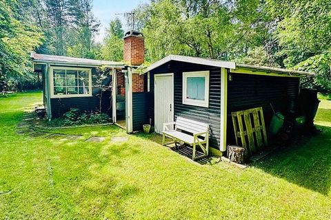 Ferienhaus mitten in einem Ferienhausgebiet bei Asserbo und mit Nähe zu Einkaufsmöglichkeiten und Freizeitangeboten. Im Haus selbst offener Küchen-/Wohnbereich mit Holzofen für gemütliche Abende. Zur Küchenausstattung gehört auch eine Mikrowelle. Sch...