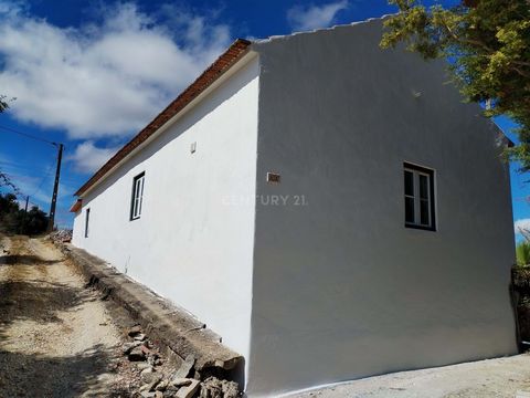 The house, of typology T2, combines natural materials such as wood and stone to create a peaceful and authentic environment. This cottage is designed to maximize comfort and functionality, providing an ideal space for living and relaxing. One of the ...