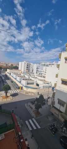 Apresentamos este acolhedor apartamento localizado no coração da cidade de Ibiza, com vistas deslumbrantes de Mercat Nou. Situado no quarto andar de um edifício com elevador e acesso para deficientes, este imóvel é perfeito para casais ou investidore...