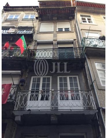 Rehabilitation project for a building with a total construction area of 218.75 m2, approved architectural plans, and potential for operating as a Local Accommodation, situated in the historic center of Porto. The building comprises 5 floors: the grou...